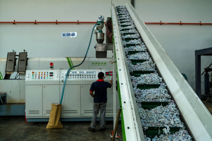 Hồi tháng 7/2018, chính quyền Malaysia thanh tra 114 nhà máy tái chế nhựa được cấp phép thì chỉ có 8 nhà máy đáp ứng yêu cầu. Được biết, giới chức Malaysia đã đình chỉ giấy phép của toàn bộ 114 nhà máy trong 3 tháng và yêu cầu họ phải áp dụng lại theo các tiêu chuẩn một cách chặt chẽ hơn. Mời độc giả xem thêm video: Ghé thăm ngôi làng ở "tận cùng Trái Đất" (Nguồn: VTC14)