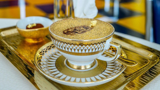 Cappuccino phủ bột vàng: Burj Al Arab là một trong những khách sạn quyền lực nổi tiếng ở Dubai. Nơi đây sử dụng tới 1.790 m2 vàng 24K để trang trí. Ngoài thiết kế đẳng cấp, khách sạn còn nổi tiếng với ly cappuccino phủ bọt sữa trộn bột vàng được phục vụ tại nhà hàng Gold On 27, quán bar đưa vàng vào mọi đồ uống, nằm ở tầng 27 của tòa nhà. Loại đồ uống này là một trong những thức uống ưa chuộng của hội con nhà giàu ở Dubai. Ảnh: Emirates Palace.