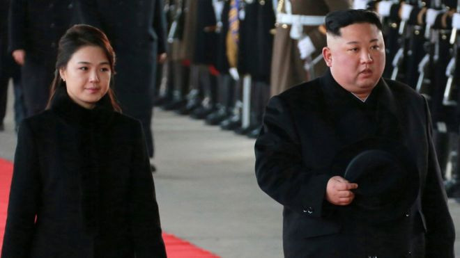 Hội nghị Thượng đỉnh Mỹ-Triều giữa Tổng thống Mỹ Donald Trump và nhà lãnh đạo Kim Jong-un sẽ diễn ra tại Hà Nội vào ngày 27-28/2 tới. Nhiều người có lẽ đang quan tâm về việc liệu ông Kim có đưa vợ mình là phu nhân Ri Sol-ju đi cùng sang Việt Nam trong chuyến công du quan trọng này hay không. Ảnh: EPA.