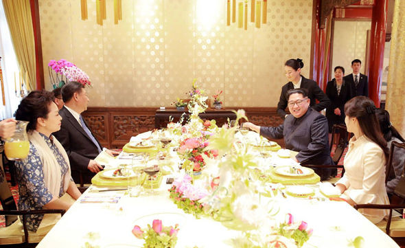 Bà Ri Sol-ju và chồng, ông Kim Jong-un, ăn trưa cùng Chủ tịch Tập Cận Bình và phu nhân Bành Lệ Viện. Ảnh: Reuters.