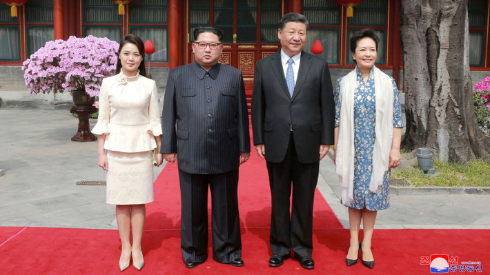 Có thể thấy, trong nhiều chuyến công du quan trọng trước đó của nhà lãnh đạo Triều Tiên Kim Jong-un, bà Ri Sol-ju luôn "sát cánh" bên chồng. Ảnh: News Sky.