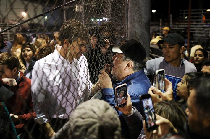 Nghị sĩ Beto O'Rourke trò chuyện với những người ủng hộ sau cuộc tuần hành ở El Paso.