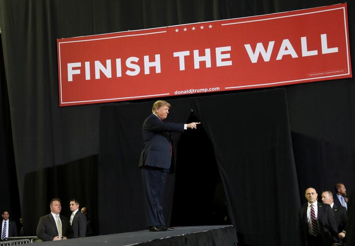 Tổng thống Trump phát biểu trước đám đông người ủng hộ trong cuộc vận động tại El Paso.