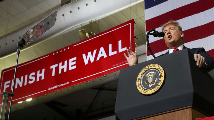 Phát biểu trước đám đông, Tổng thống Trump khẳng định rằng bức tường biên giới Mỹ-Mexico đang và sẽ tiếp tục được xây dựng. Và khẩu hiệu Finish the Wall - "hoàn thành bức tường" của ông Trump cũng ít nhiều nói lên quyết tâm của ông chủ Nhà Trắng.