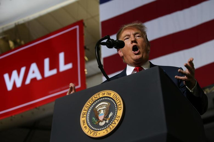 Được biết, trước chuyến thăm của ông Trump, Thị trưởng El Paso Dee Margo cho hay không đúng khi nói rằng tỷ lệ tội phạm ở đây giảm là nhờ việc xây dựng hàng rào (biên giới).