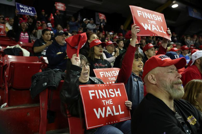 Tuần trước, trong Thông điệp Liên bang, Tổng thống Donald Trump khẳng định El Paso đã trở thành một trong những thành phố an toàn nhất nước Mỹ nhờ có hàng rào (biên giới). Tuy nhiên, phát biểu này của nhà lãnh đạo Mỹ đã vấp phải nhiều phản ứng của các quan chức địa phương và liên bang.