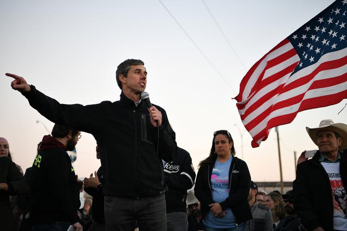 Nghị sĩ Beto O'Rourke của Đảng Dân chủ phát biểu trước những người ủng hộ trước cuộc tuần hành phản đối Tổng thống Trump tại El Paso, Texas, hôm 11/2.