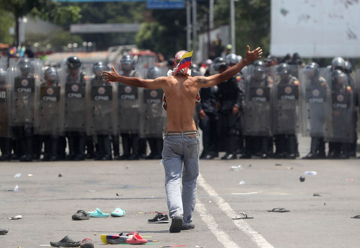Tuy nhiên, đụng độ dữ dội đã bùng phát tại khu vực biên giới Venezuela-Colombia khi phe đối lập Venezuela quyết đưa hàng viện trợ của Mỹ vào lãnh thổ nước này, bất chấp sự ngăn chặn của Quân đội Venezuela.