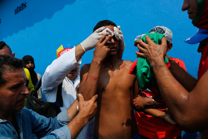 Ngày 23/2, Tổng thống Venezuela Nicolas Maduro tuyên bố chính quyền của ông đã cắt đứt quan hệ ngoại giao với Colombia và sẽ trục xuất một số nhà ngoại giao của nước này, đồng thời kiên quyết tiếp tục đóng cửa toàn bộ biên giới với Colombia và Brazil.