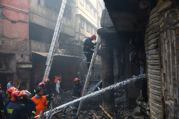 Lực lượng cứu hoả tập trung bên ngoài một nhà kho bị cháy ở thủ đô Bangladesh.