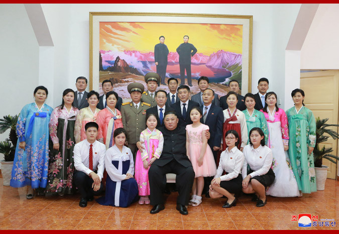 Chủ tịch Triều Tiên Kim Jong-un đã vào bên trong Đại sứ quán Triều Tiên cùng với em gái ông là bà Kim Yo Jong và những quan chức cấp cao khác. Ảnh: Ông Kim Jong-un chụp ảnh lưu niệm tại Đại sứ quán Triều Tiên ở Hà Nội.