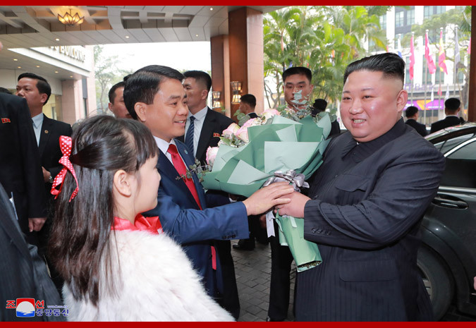 Chủ tịch Ủy ban Nhân dân Thành phố Hà Nội Nguyễn Đức Chung tặng hoa chào mừng Chủ tịch Triều Tiên Kim Jong-un tại khách sạn Melia ngày 26/2.