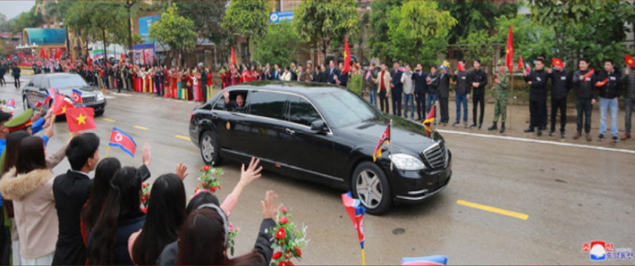 Sau khi bước xuống Ga Đồng Đăng, Chủ tịch Kim Jong-un ngay lập tức lên ôtô để về Hà Nội, với quãng đường di chuyển khoảng 180 km. Ông Kim đã vẫy chào người dân khi rời khỏi Ga Đồng Đăng. Người dân địa phương cũng đứng hai bên đường vẫy chào Chủ tịch Kim Jong-un.