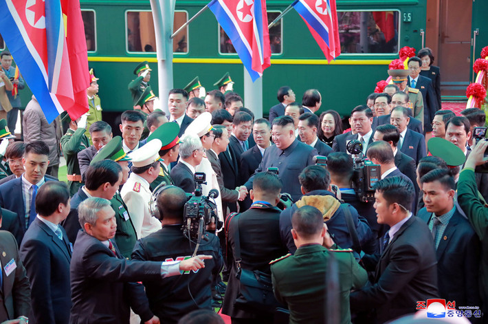 Chủ tịch Kim Jong-un bắt tay đoàn quan chức Việt Nam sau khi đến Ga Đồng Đăng sáng 26/2. Trong bài viết đăng vào sáng 27/2, KCNA đã nói về sự đón tiếp nồng nhiệt của người dân Việt Nam dành cho Chủ tịch Kim Jong-un, và rằng ông Kim rất cảm kích trước lòng hiếu khách và sự tiếp đón nồng hậu của Đảng, Chính phủ và Nhân dân Việt Nam.