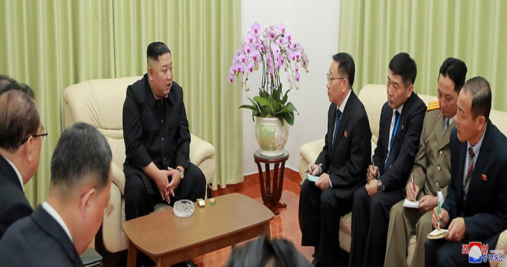 Vào lúc 17h chiều ngày 26/2, nhân chuyến tham dự Hội nghị Thượng đỉnh Mỹ - Triều Tiên lần thứ 2 tại Hà Nội và thăm hữu nghị chính thức Việt Nam, Chủ tịch Kim Jong-un đã đến Đại sứ quán Triều Tiên tại Việt Nam trên đường Cao Bá Quát, Hà Nội.