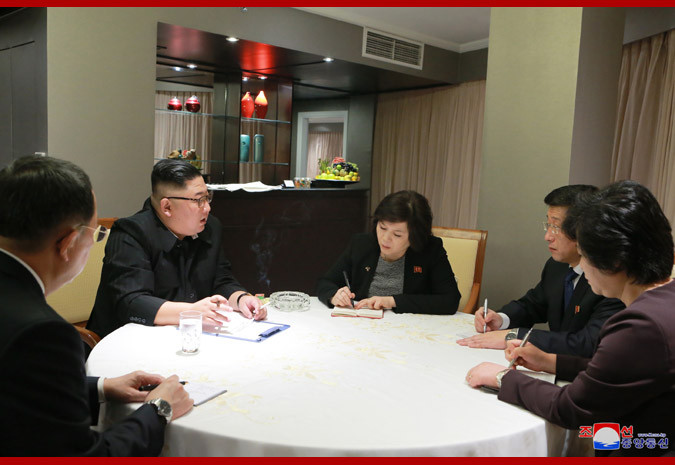 Tại khách sạn Melia, Chủ tịch Kim Jong-un đã có cuộc họp với phái đoàn Triều Tiên và nhận được bản báo cáo hoạt động của phái đoàn chuẩn bị cho hội nghị Thượng đỉnh Mỹ - Triều lần 2 tại Việt Nam.