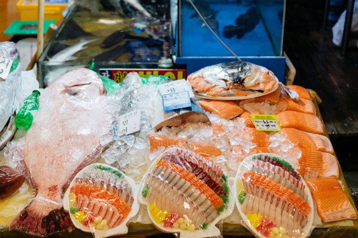 Ngoài các loại hải sản tươi sống, khu chợ này còn có bán những mặt hàng đã được cắt thái, sơ chế sẵn cho mọi nhu cầu chế biến của khách hàng. Nếu như bạn muốn ăn sashimi, rất dễ để mua được một gói hàng có sẵn những lát cá sống được thái đều, sạch sẽ đi kèm với dưa chua, gừng và wasabi. Chợ Noryangjin là một địa điểm lý tưởng cho những ai muốn trải nghiệm văn hóa ẩm thực thường ngày của người dân Hàn Quốc.