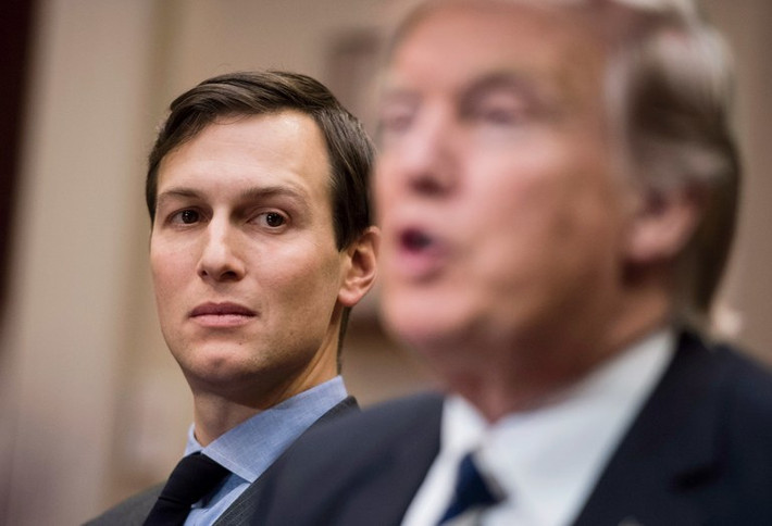 Anh từng là một trong những cố vấn cấp cao trong chiến dịch tranh cử của ông Donald Trump. Vào ngày 9/1/2017, Kushner đã được bổ nhiệm làm cố vấn cấp cao Nhà Trắng cho cha vợ, Tổng thống Trump. Ảnh: VF.
