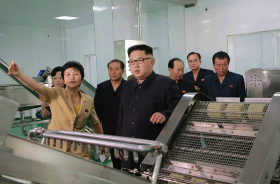 Giới phân tích cho biết, ông O Su Yong từng đảm nhiệm chức vụ Bộ trưởng Bộ Công nghiệp Điện tử và việc ông O Su Yong sang Hà Nội lần này là để xem kinh nghiệm phát triển ngành công nghiệp của Việt Nam. Ảnh: RS.