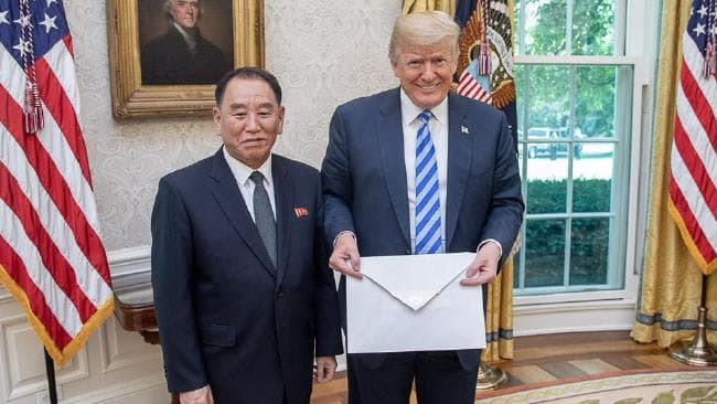 Được biết, ông Kim Yong Chol từng nhiều lần đến Mỹ, gặp và trao các lá thư của nhà lãnh đạo Kim Jong-un cho Tổng thống Mỹ Donald Trump (phải) tại Nhà Trắng. Ảnh: News.com.au.