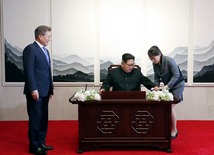 Bà Kim Yo Jong chính là trợ lý thân cận đã hỗ trợ nhà lãnh đạo Triều Tiên Kim Jong-un trong hội nghị thượng đỉnh lần Mỹ - Triều lần 1 tại Singapore vào tháng 6/2018. Trước đó, bà đã tháp tùng ông Kim đến làng biên giới liên Triều Bàn Môn Điếm dự hội nghị thượng đỉnh liên triều lịch sử với Tổng thống Hàn Quốc Moon Jae-in tháng 4/2018. Ảnh: AP.