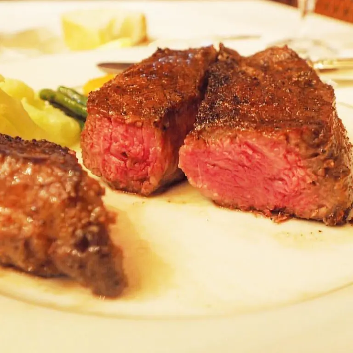 Nằm ở quận Shinbashi của thủ đô Tokyo, Aragawa là một nhà hàng bít tết nổi tiếng khắp thế giới với món thịt bò hảo hạng. Món Sanda Beefsteak nướng than là món ăn đặc trưng của nhà hàng và được coi là một trong những món bít tết ngon nhất hành tinh. Ảnh: FU.