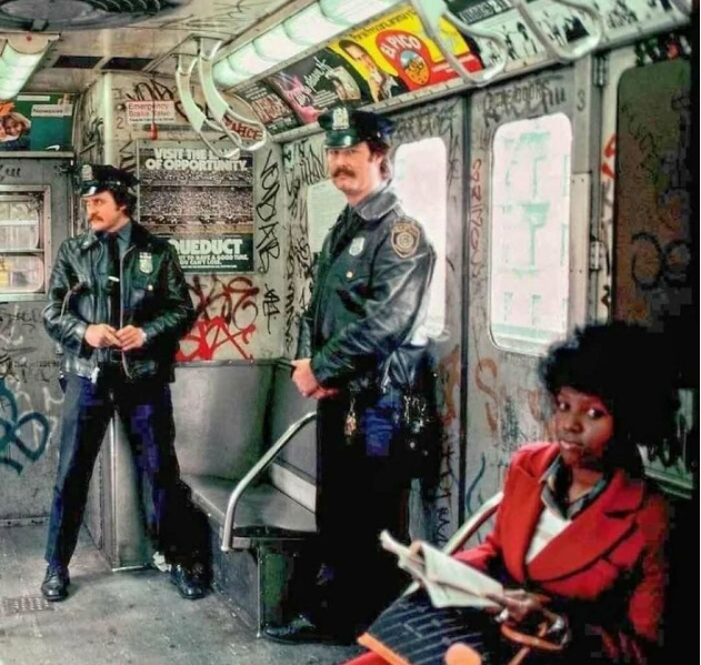 Bên trong tàu điện ngầm ở thành phố New York, Mỹ, những năm 1980.