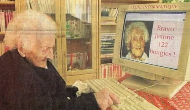 Cụ Jeanne Calment, sinh năm 1875 tại Pháp, sống đến 122 tuổi, trở thành người cao tuổi nhất từng được ghi nhận. Trong ảnh: Cụ Calment gõ bàn phím máy tính năm 1997.