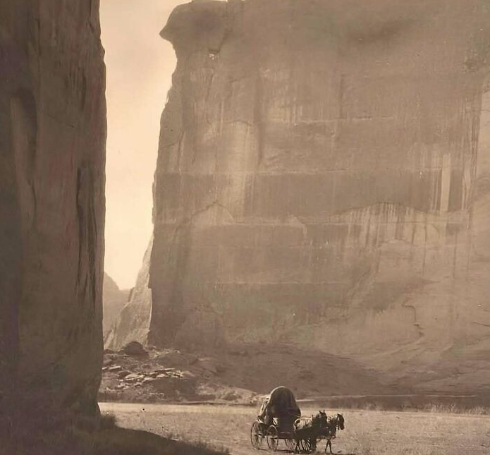 Chiếc xe ngựa kéo đi qua con đường ở Canyon de Chelly, bang Arizona, Mỹ, vào khoảng năm 1900. Bức ảnh do Frederick Monsen chụp.
