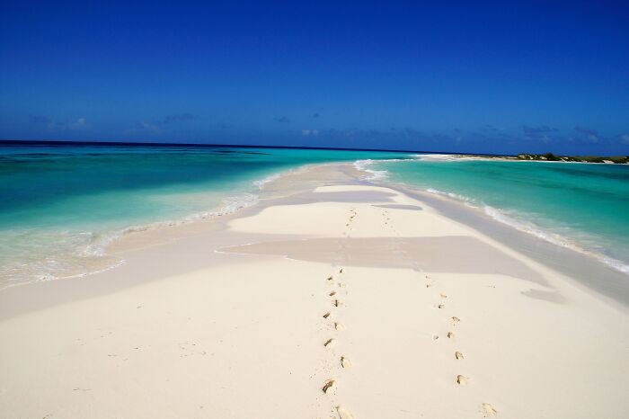Bãi biển Cayo De Agua ở Los Roques, Venezuela.
