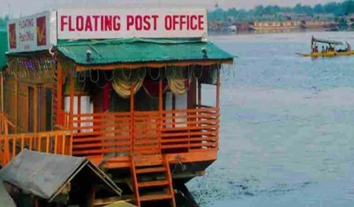Theo Medium, Srinagar, thủ phủ mùa hè của vùng Jammu và Kashmir, là nơi có bưu điện nổi độc đáo trên thế giới. Bưu điện nằm trên hồ Dal và là một nét đặc trưng độc đáo của địa lý khu vực này. Ảnh: MC.