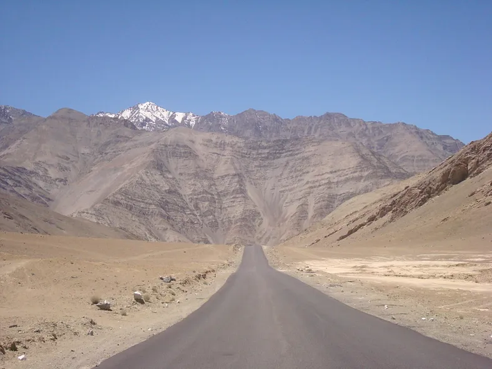 Đồi Magnetic, nằm gần Leh ở Ladakh, là kỳ quan thiên nhiên độc đáo có khả năng chống lại lực hấp dẫn. Lực từ của ngọn đồi mạnh đến mức có thể kéo ô tô lên dốc, ngay cả khi động cơ đã tắt. Ảnh: MC.