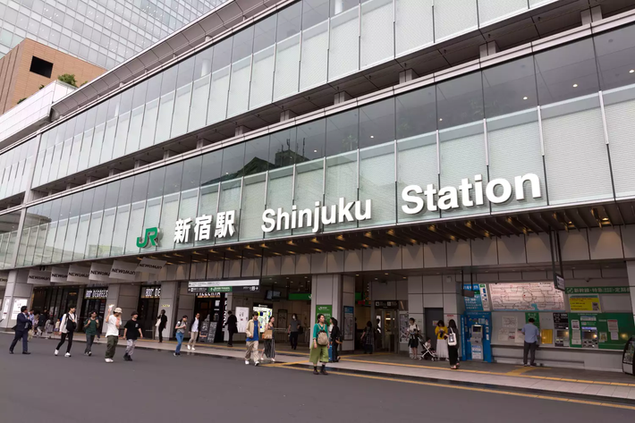 Ga Shinjuku là một trong những ga tàu đông đúc nhất thế giới. Ảnh: People.