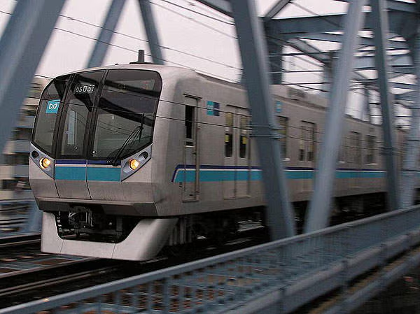 Hệ thống tàu điện của Tokyo cực kỳ đúng giờ. Đáng chú ý, tàu điện ngầm Tokyo có toa dành riêng cho phụ nữ.