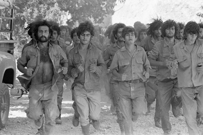 Ngày 13/4/1975, lực lượng dân quân Phalangist tấn công một chiếc xe buýt ở khu phố Ain el-Remmaneh của Beirut, mở đầu cho một cuộc nội chiến kéo dài 15 năm tại Lebanon. Chiếc xe buýt khi đó chở người Palestine và Lebanon trở về nhà sau một cuộc mít tinh chính trị của Mặt trận Bình dân Giải phóng Palestine (PFLP). Ảnh: Các tân binh trong quá trình huấn luyện tại trại của PFLP ngày 1/8/1975.