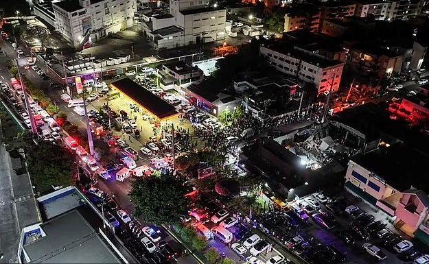 Mọi người tập trung bên ngoài Jet Set sau khi mái hộp đêm này bị sập. Ảnh: Prensa Servicio911.