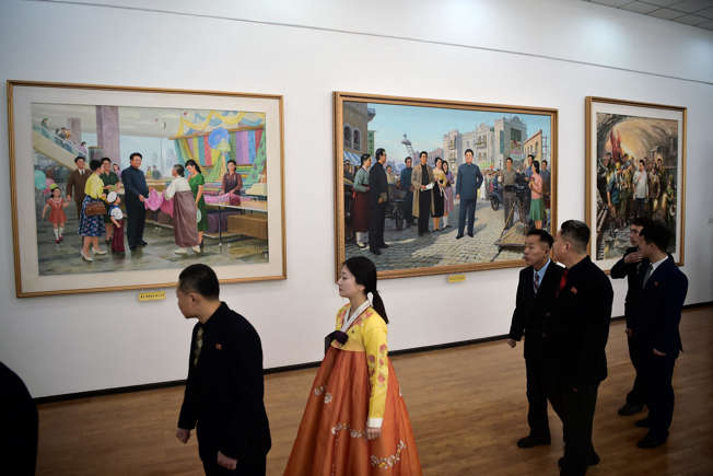 Một cuộc triển lãm nghệ thuật mừng sinh nhật cố Chủ tịch Kim Jong Il trưng bày rất nhiều bức tranh về gia đình ông.