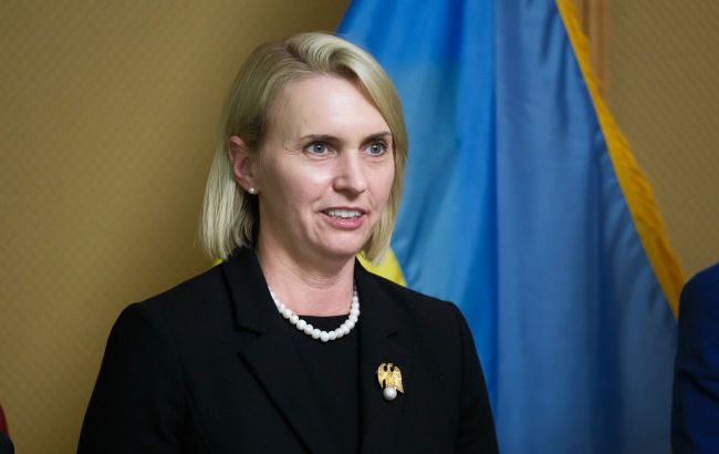 Được biết, từ khi nhậm chức Đại sứ Mỹ tại Ukraine vào năm 2022, bà Brink là người ủng hộ nhất quán việc Mỹ hỗ trợ quân sự cho Ukraine. Tuy nhiên, chính sách của Mỹ đối với Ukraine đã thay đổi đáng kể sau khi ông Trump quay trở lại Nhà Trắng vào tháng 1/2025. Ảnh: RBC.