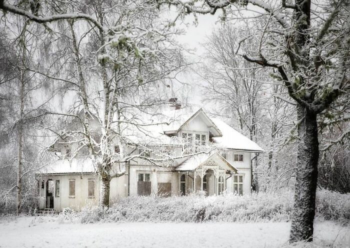Ngôi nhà bỏ hoang ở Scandinavia. Bức ảnh do Britt Marie Bye ghi lại.