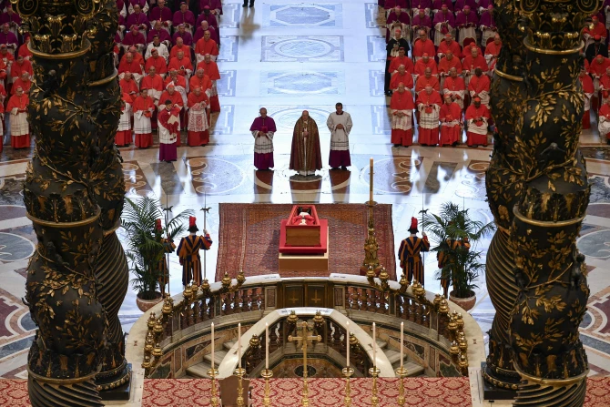Giáo hoàng Francis sẽ được an táng tại Vương cung Thánh đường Đức Bà Cả, trở thành vị Giáo hoàng đầu tiên an nghỉ bên ngoài Vatican sau hơn 100 năm. Các vị giáo hoàng trước đó được an táng bên dưới Vương cung thánh đường Thánh Peter tại thành phố Vatican. Ảnh: Vatican Media.