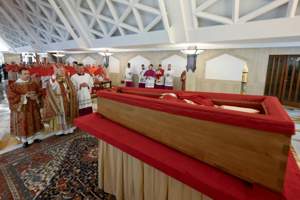 Tuy nhiên, trong bộ quy tắc nghi lễ chính thức được công bố ngày 20/11/2024, Toà thánh Vatican cho biết Giáo hoàng Francis quyết định từ bỏ nghi lễ đã có từ nhiều thế kỷ này. Theo đó, thi hài Giáo hoàng Francis sẽ được đặt trong chiếc quan tài gỗ lót một lớp kẽm duy nhất. Ảnh: Vatican Media.