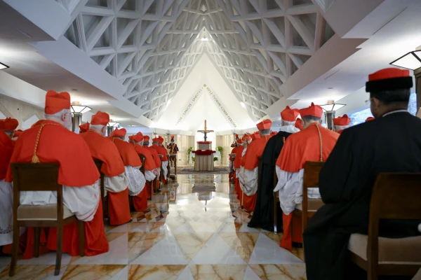 Theo truyền thống của Vatican, các Giáo hoàng sau khi qua đời sẽ được đặt trong ba chiếc quan tài lồng vào nhau, gồm một chiếc làm bằng gỗ bách, một lớp kẽm và một lớp gỗ sồi. Ảnh: Vatican Media.