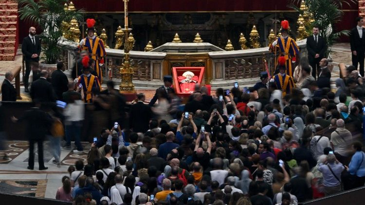 Tòa thánh Vatican cho biết, linh cữu của Giáo hoàng Francis đã được đưa đến Vương cung thánh đường Thánh Peter vào sáng 23/4 để các tín đồ và công chúng vào viếng. Ảnh: Vatican Media.