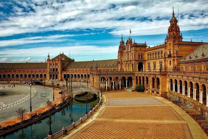 Theo trang InsightVacation, Tây Ban Nha có 4 ngôn ngữ chính thức, bao gồm tiếng Tây Ban Nha, tiếng Catalan, Galicia và tiếng Basque. Trong đó, tiếng Tây Ban Nha là ngôn ngữ được sử dụng phổ biến nhất. Ảnh: PL.