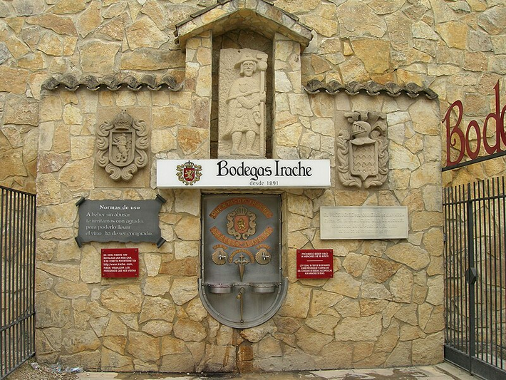 Dọc theo tuyến đường hành hương Santiago de Compostela ở miền bắc Tây Ban Nha, nếu bạn dừng chân tại Bodega Irache Winery, bạn sẽ thấy một đài phun rượu vang miễn phí. Ảnh: Wikipedia.