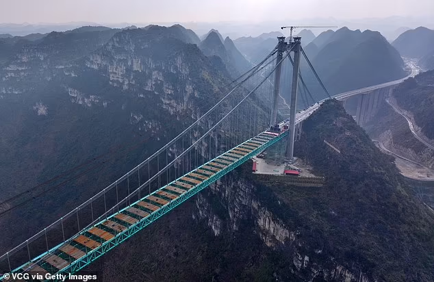 Cầu Huajiang Grand Canyon có tổng chiều dài khoảng 2.980 mét và nặng 22.000 tấn. Ảnh: VCG/GI.