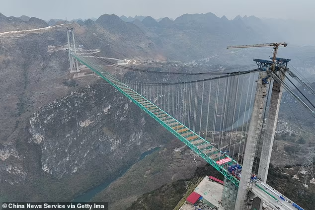 Dự án xây dựng cây cầu này bắt đầu được triển khai vào năm 2022 nhằm tạo ra tuyến đường nối liền khu vực Liuzhi và Anlong ở phía tây nam tỉnh Quý Châu. Ảnh: CNS/GI.