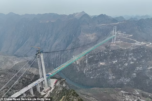 Theo Daily Mail, cầu Huajiang Grand Canyon ở Trung Quốc nằm ở độ cao 625 mét so với mực nước sông. Ảnh: CNS/GI.