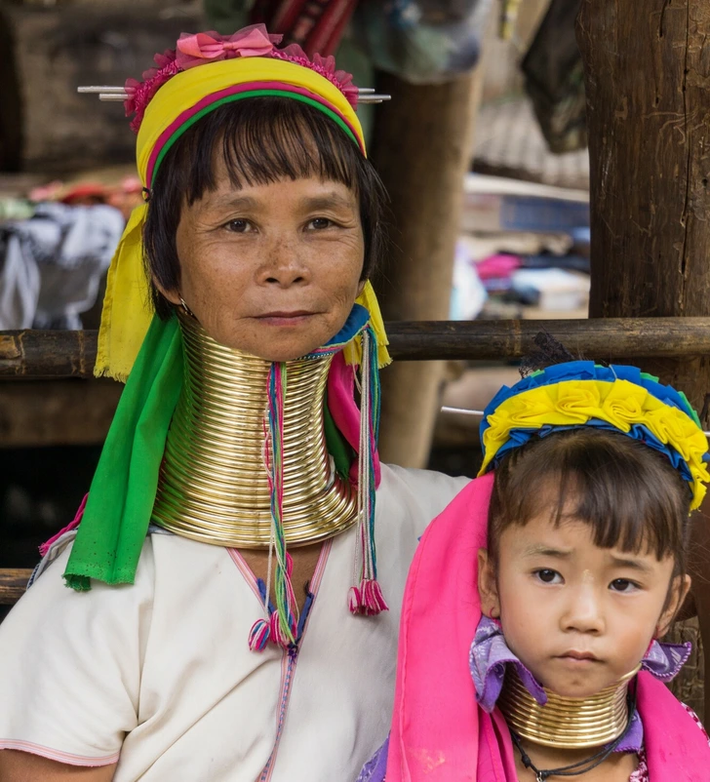 Phụ nữ bộ tộc Kayan tôn lên vẻ đẹp của mình bằng cách đeo vòng cổ. Các bé gái thường bắt đầu đeo những chiếc vòng này từ khi khoảng 5 tuổi.