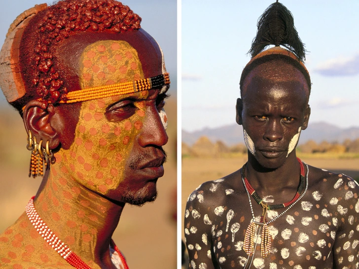 Bộ tộc Karo ở Ethiopia đã "vẽ nghệ thuật" trên cơ thể trong hơn 500 năm. Họ vẽ các họa tiết bắt mắt lên người như một phương pháp làm đẹp. "Sơn vẽ" này thường là hỗn hợp của tro, nước và mỡ động vật.